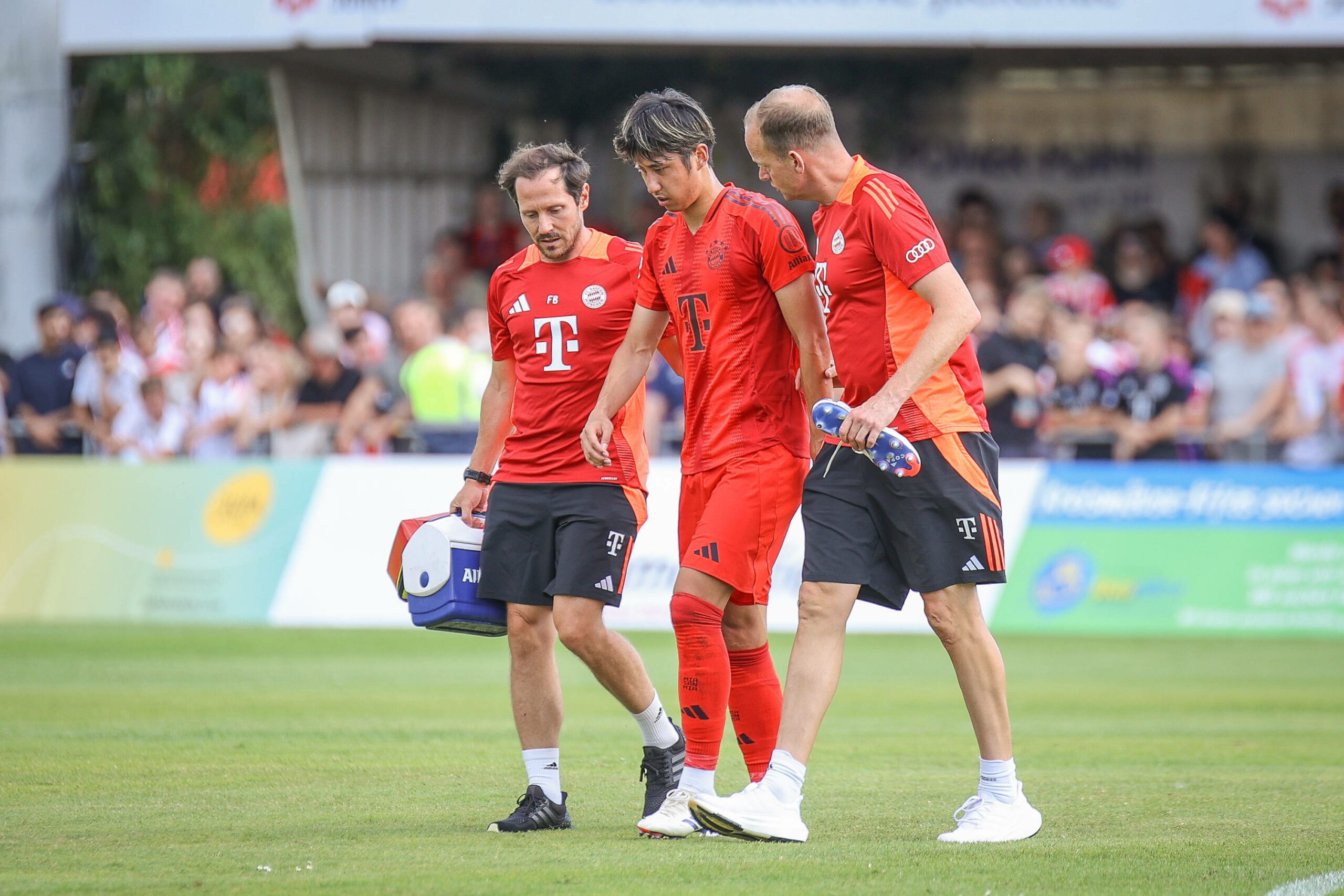 Hiroki Ito muss verletzt vom Platz