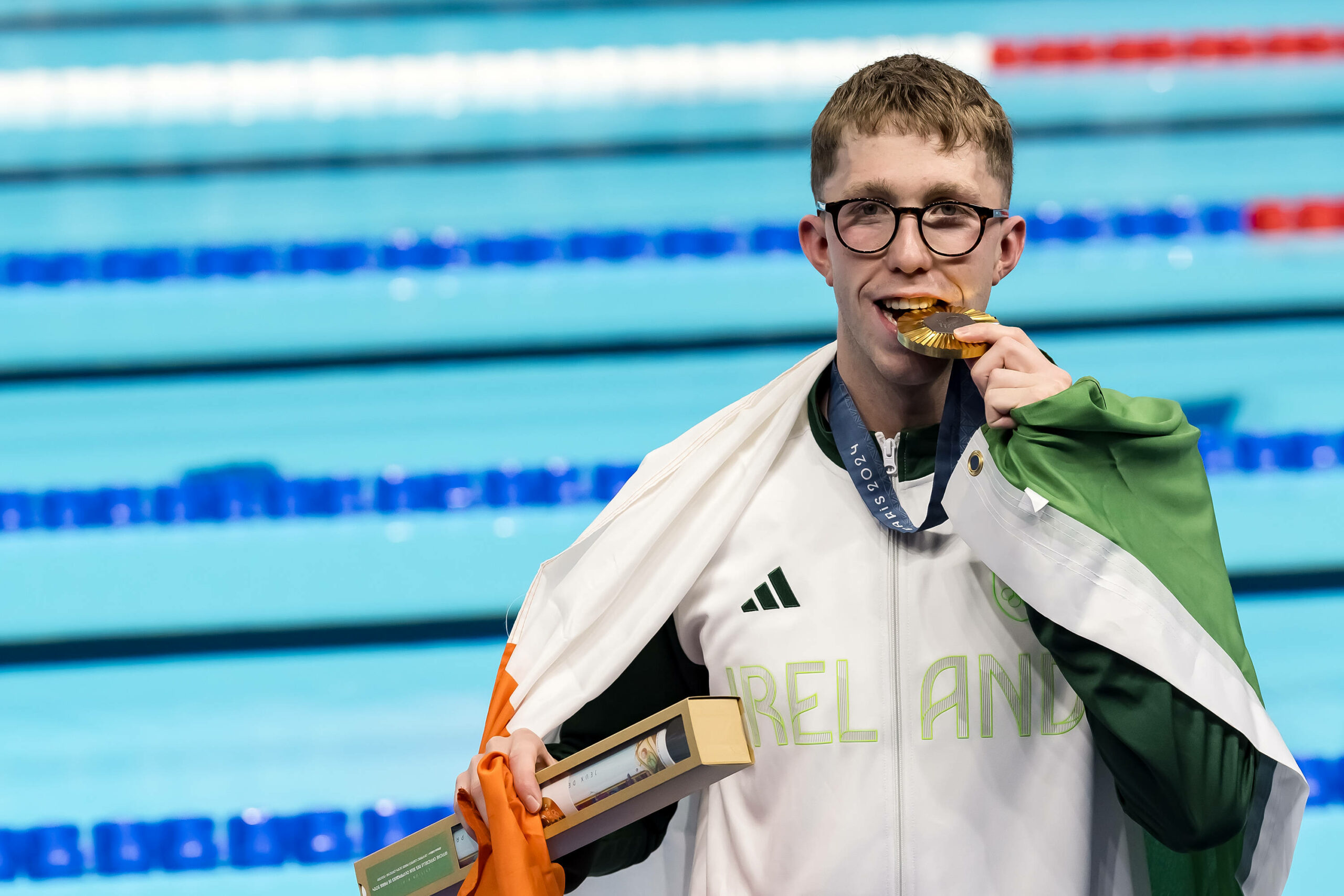 Schwimmer Daniel Wiffen aus Irland mit Goldmedaille