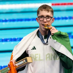 Schwimmer Daniel Wiffen aus Irland mit Goldmedaille