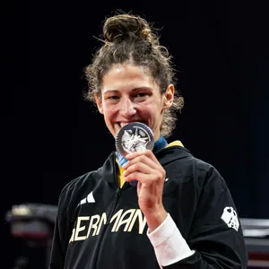 Miram Butkereit mit ihrer Silbermedaille