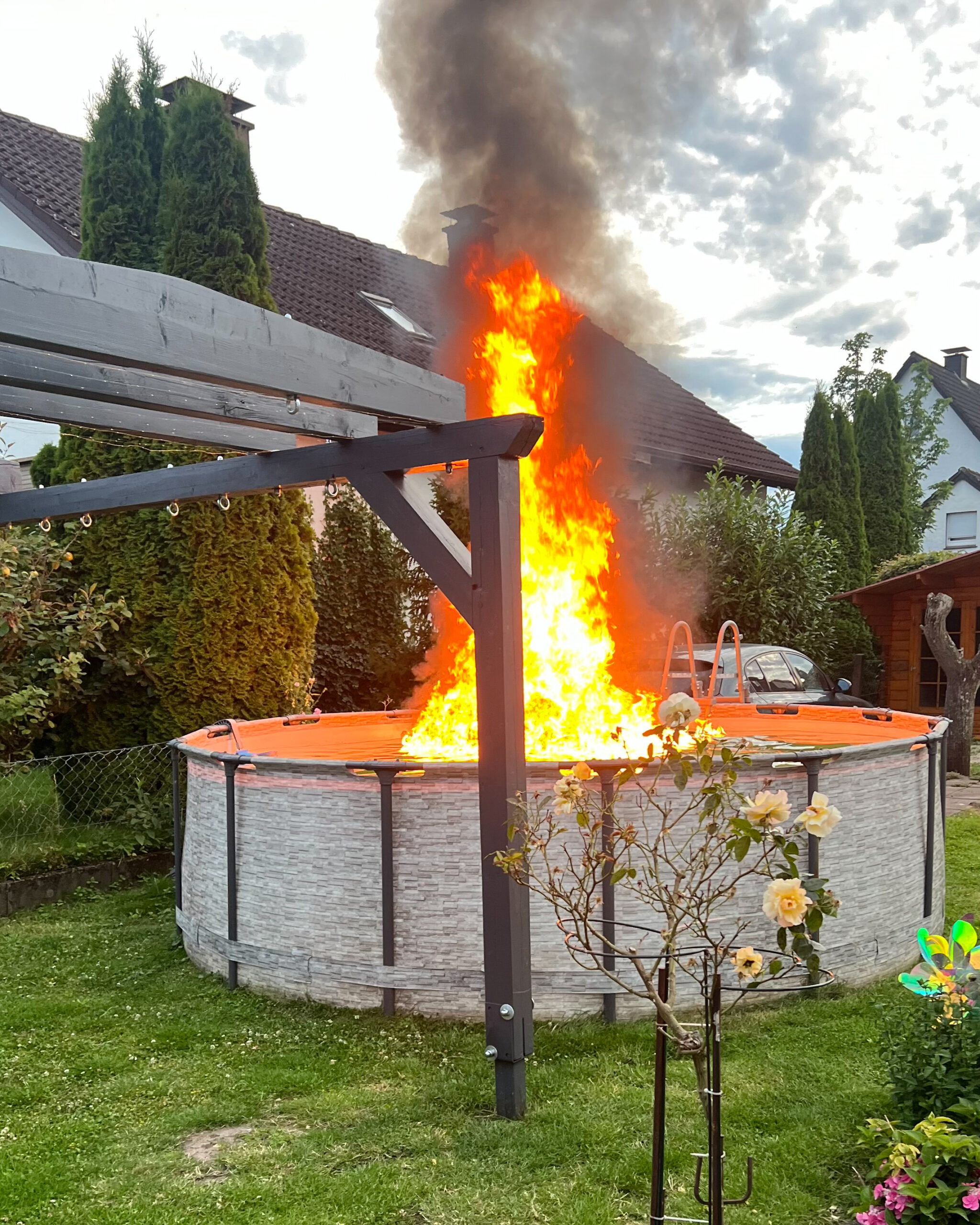 Aus dem Gartenpool schlugen meterhohe Flammen.