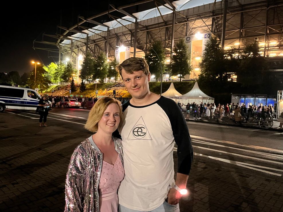 Zwei Fans vor dem Stadion