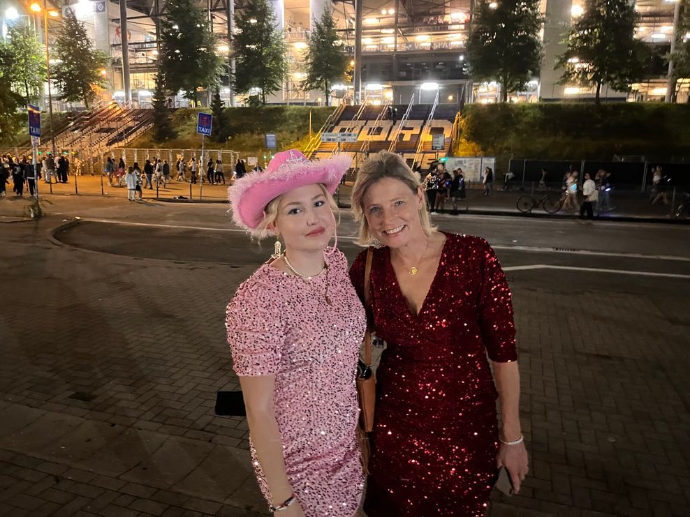 Mutter und Tochter vor dem Stadion