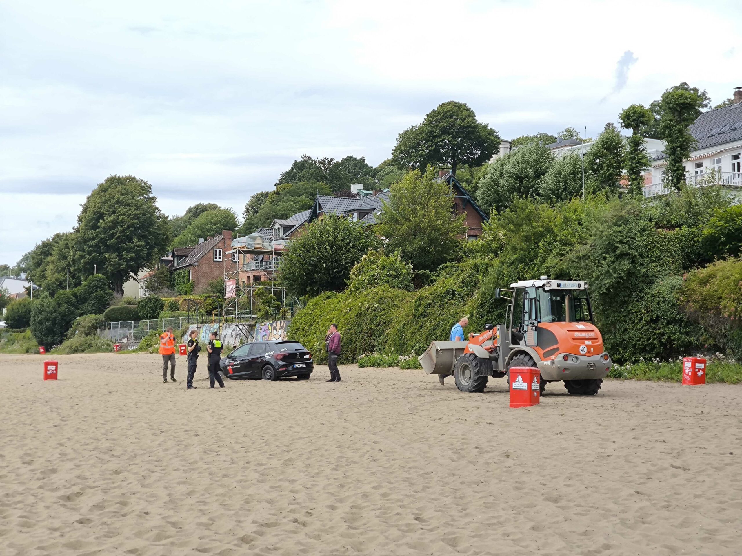 Auto fährt sich auf Elbstrand fest – Fahrer kam auf die Wache