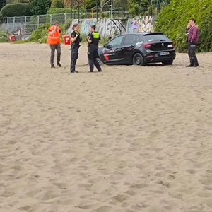 Auto fährt sich auf Elbstrand fest – Fahrer kam auf die Wache