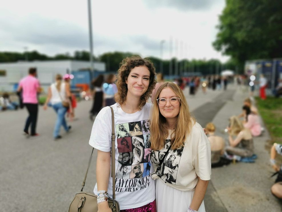 Julia (29) und Steffi (27, l.) sind Taylor-Swift-Fans der ersten Stunde.