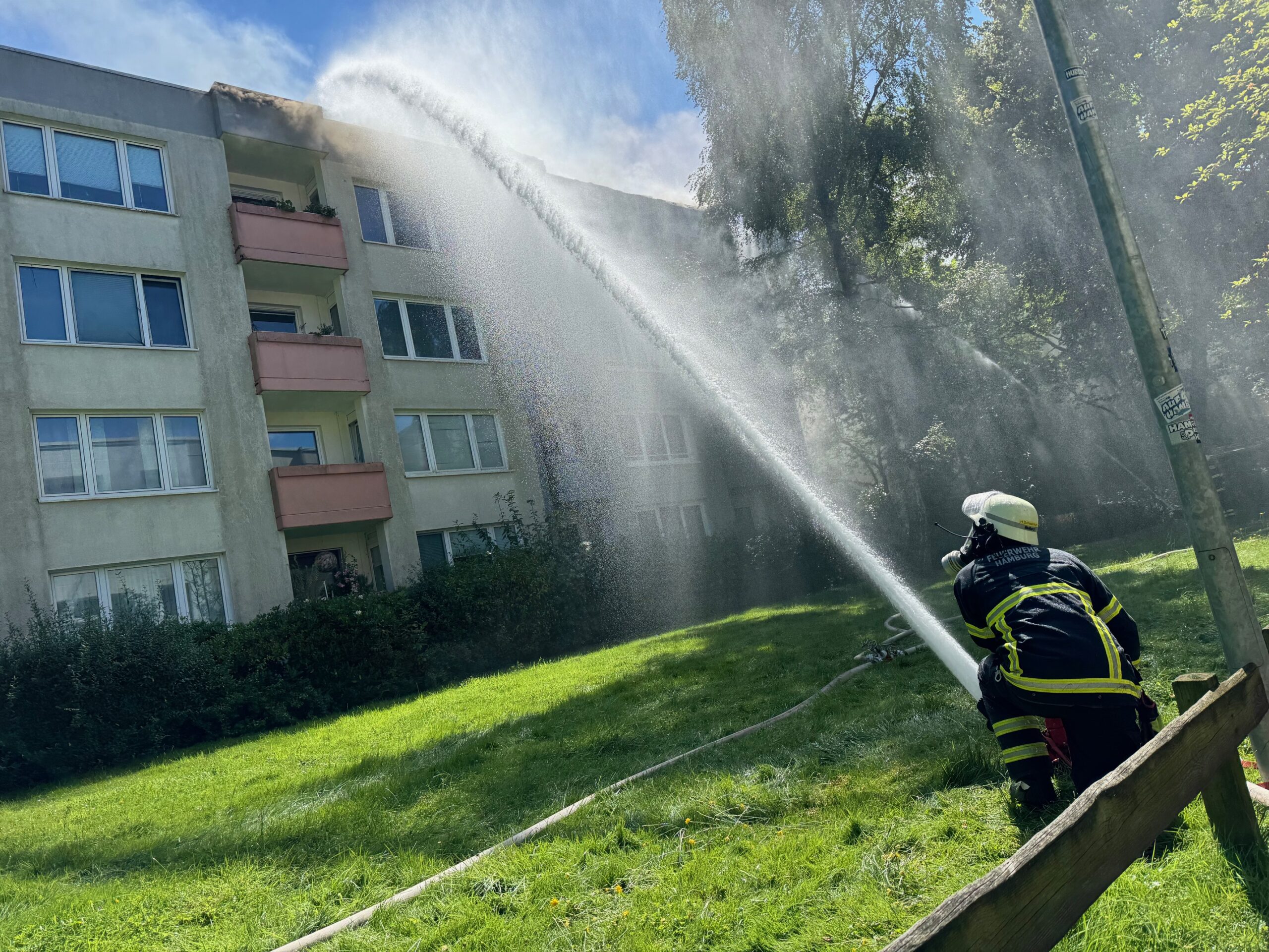 Dach von Wohnhaus in Hummelsbüttel in Flammen – vier Verletzte