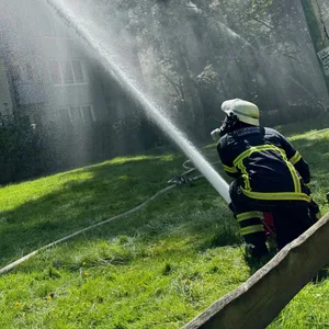 Dach von Wohnhaus in Hummelsbüttel in Flammen – vier Verletzte