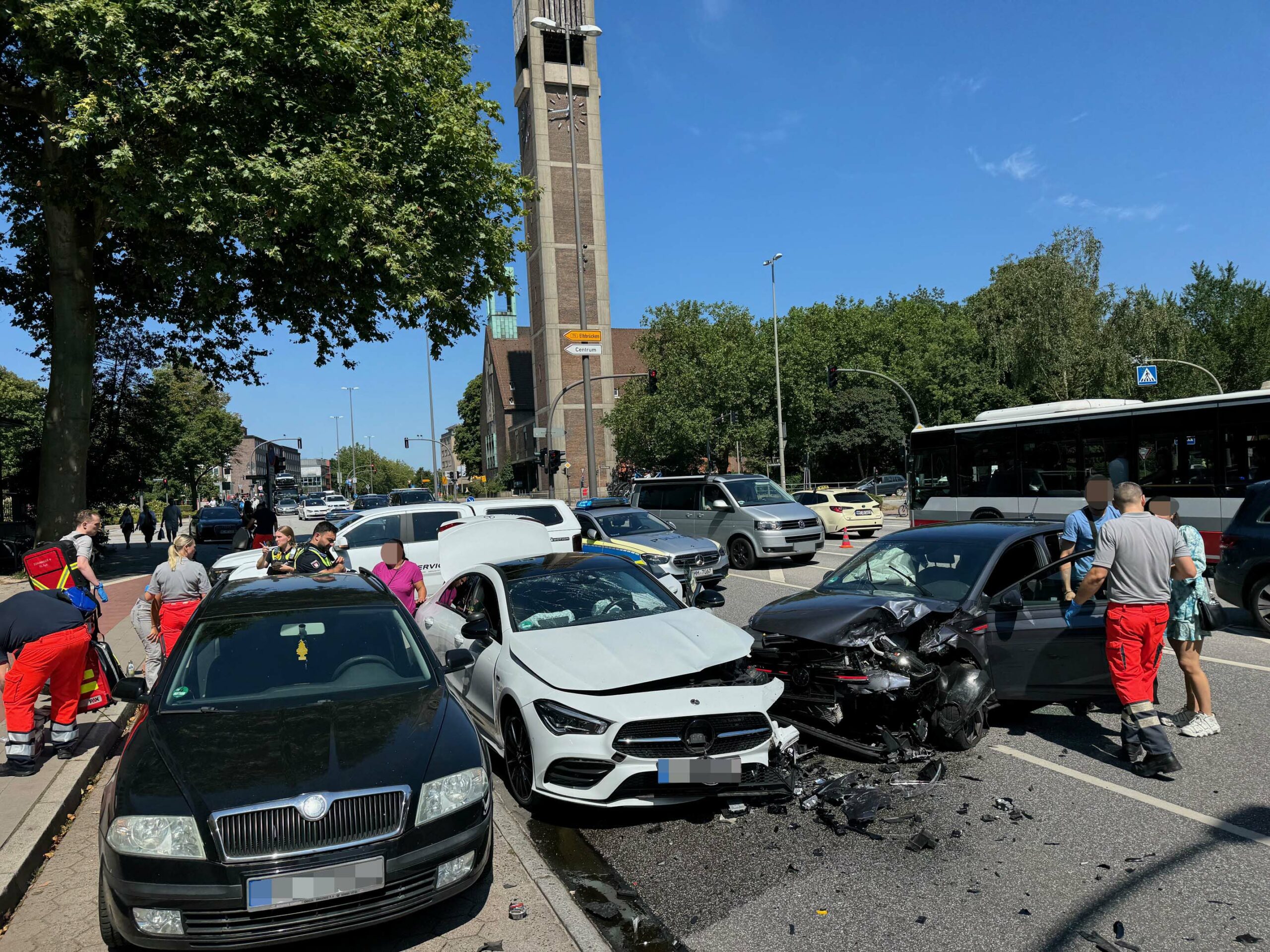 wegen verbotenen Wendemanöver: VIer Verletzte bei schweren Unfall in Wandsbek