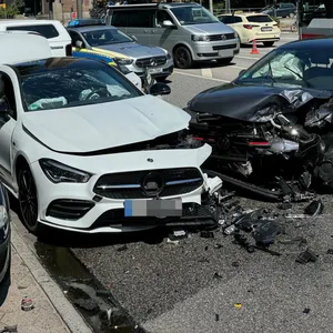 wegen verbotenen Wendemanöver: VIer Verletzte bei schweren Unfall in Wandsbek