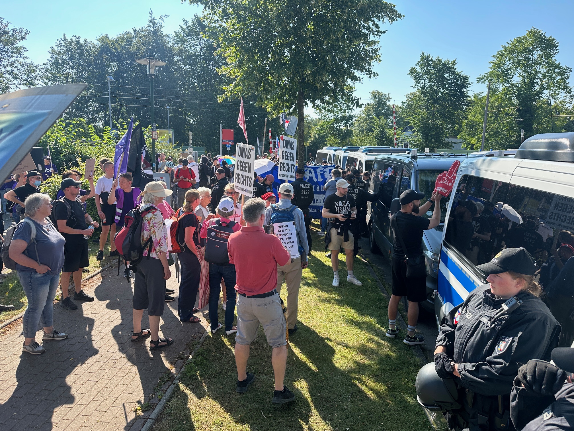 AfD plant Veranstaltung in neumünster – hunderte Protestler blockieren Zufahrt