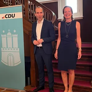 Glücklich vereint: CDU-Fraktionschef Dennis Thering und seine neue Parteikollegin Anna von Treuenfels-Frowein.