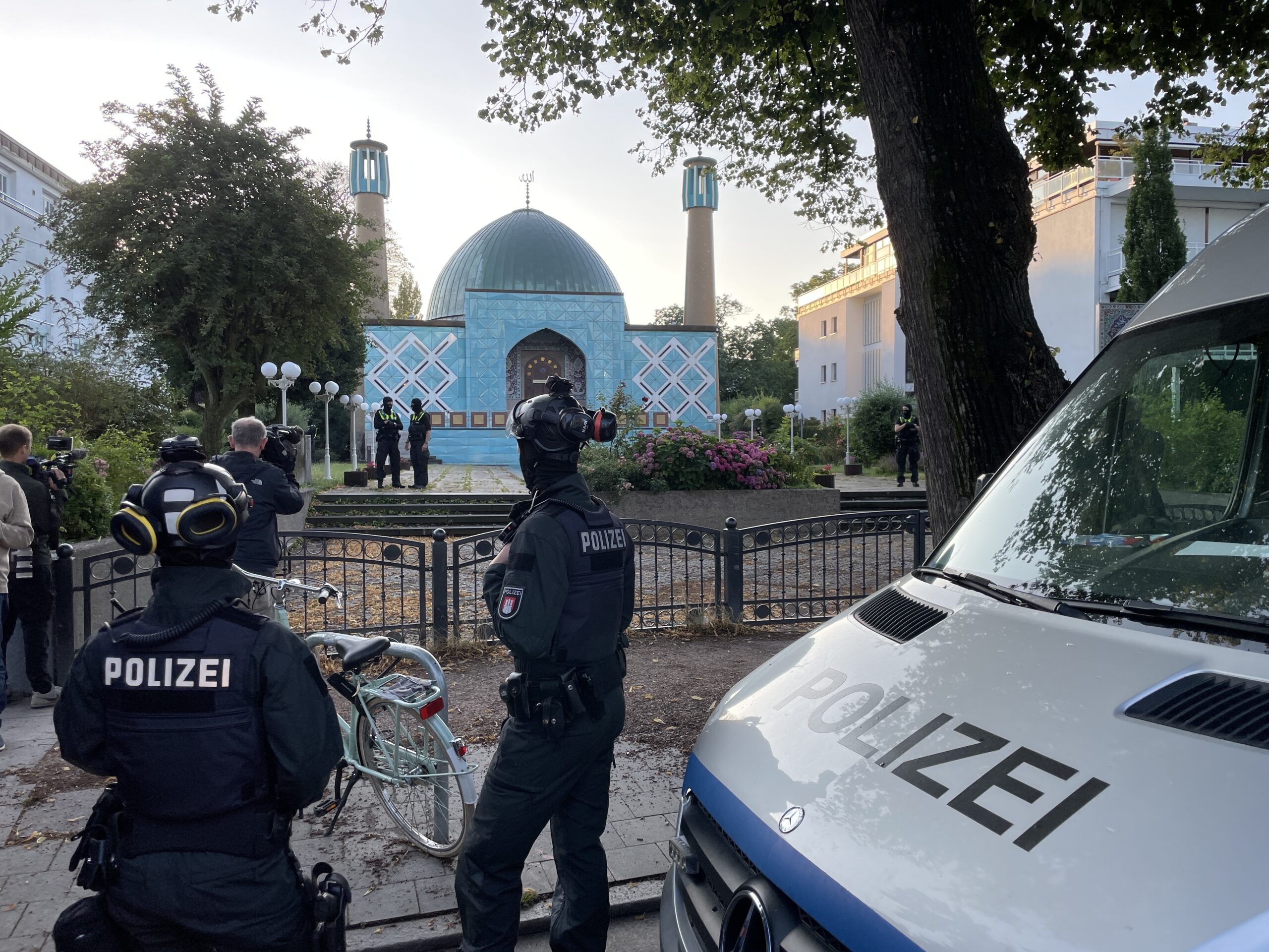 Die Bundesinnenministerin hat das Islamische Zentrum Hamburg, das die Blaue Moschee am Alsterufer betreibt, verboten.