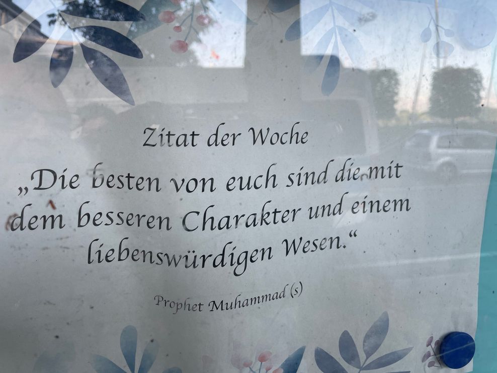 Im Schaukasten vor der Moschee hängt dieses Zitat des Propheten Mohammed.