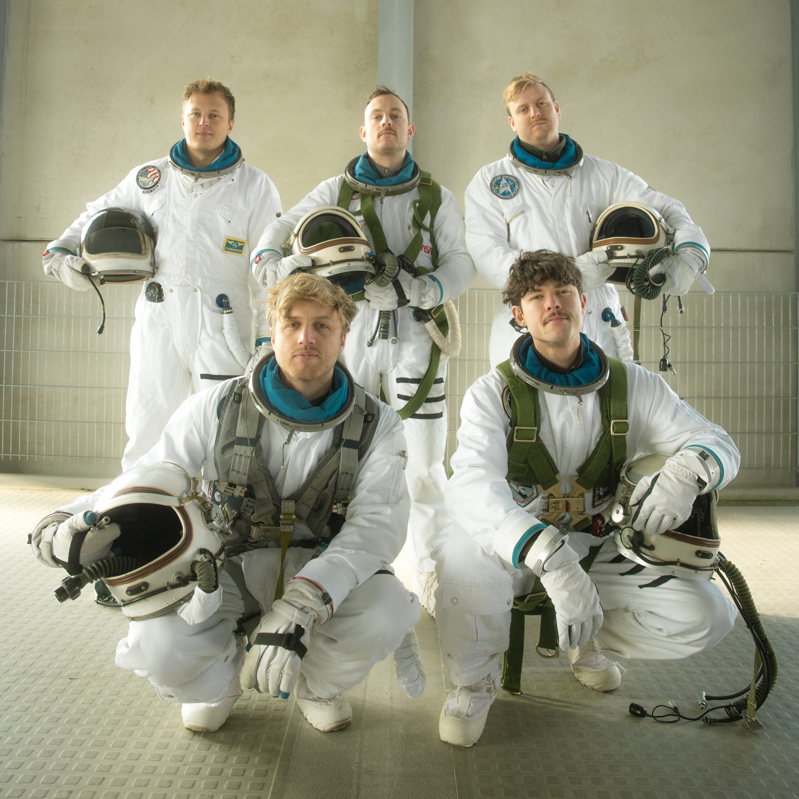 Die fünf Mitglieder der Band Kaffkiez in Astronauten-Anzügen