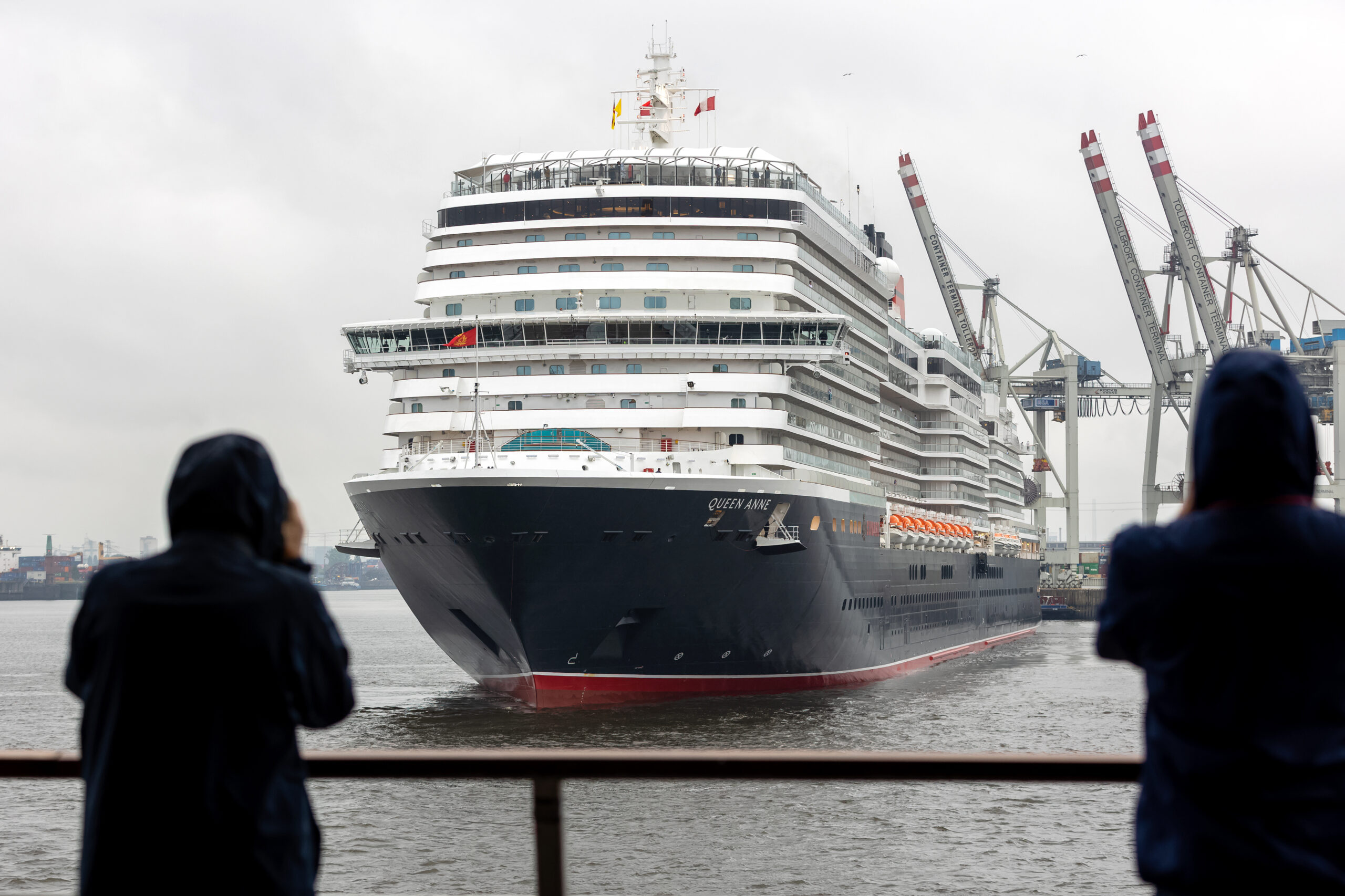 Highlight für Schiff-Spotter: Das Kreuzfahrtschiff „Queen Anne“ beim Erstanlauf im Hamburger Hafen.