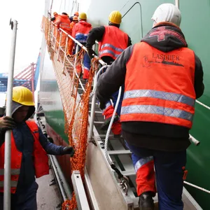 Lascher auf dem Weg auf ein Schiff