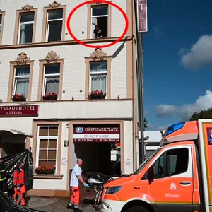 Unglück in beliebten Touristenhotel in Harburg – Frau stürzt aus dem fenster und ist sofort tot