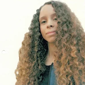 Frau mit langen dunklen Locken