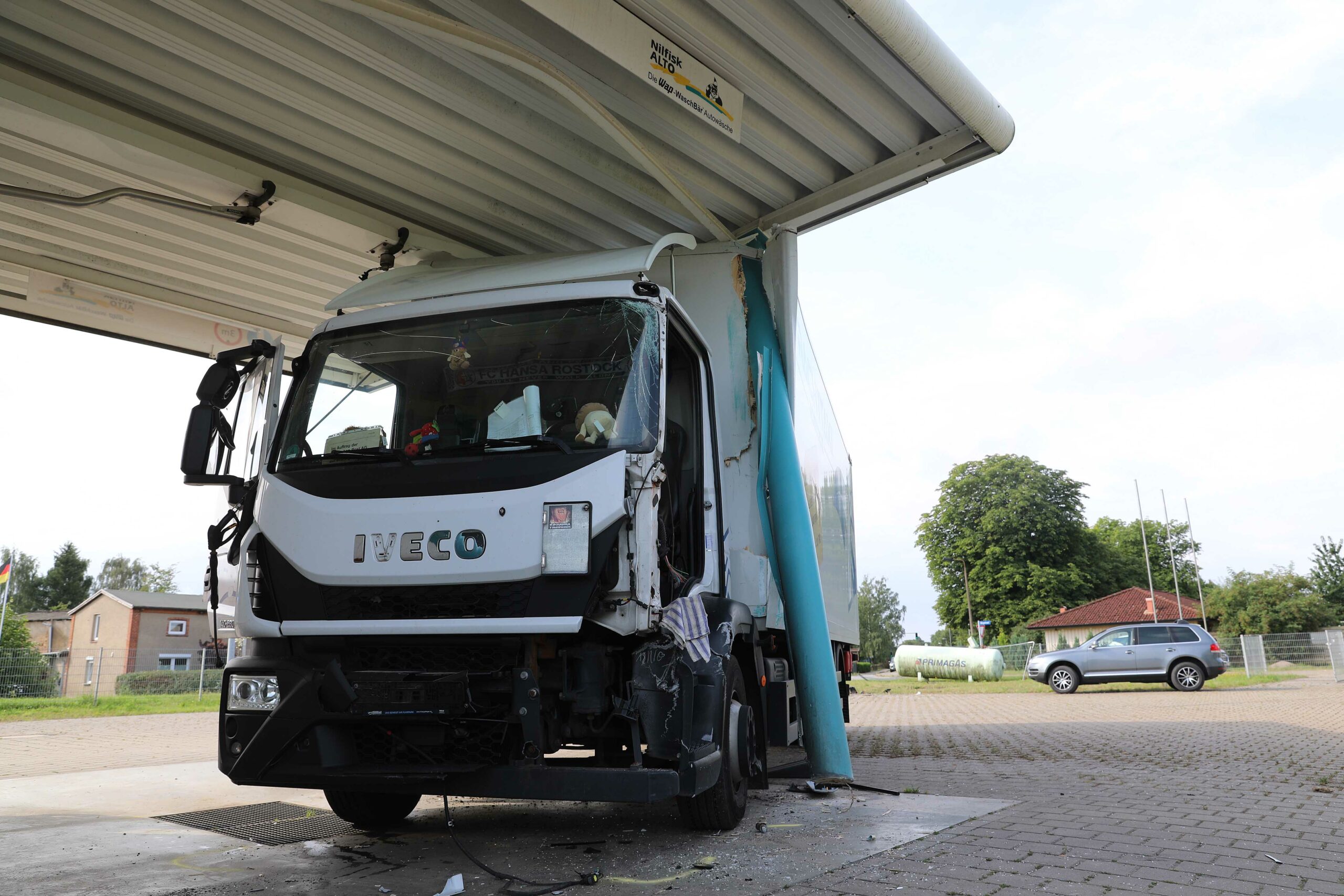 Der verunfallte Lkw steht an der Waschstraße.