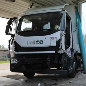 Der verunfallte Lkw steht an der Waschstraße.