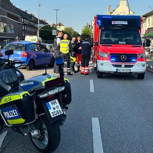 An der S-Bahn-Station Wandsbeker Chaussee ist am Abend ein Mann ins Gleis gestürzt.