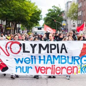 Demo mit Transparent: „NOlympia“