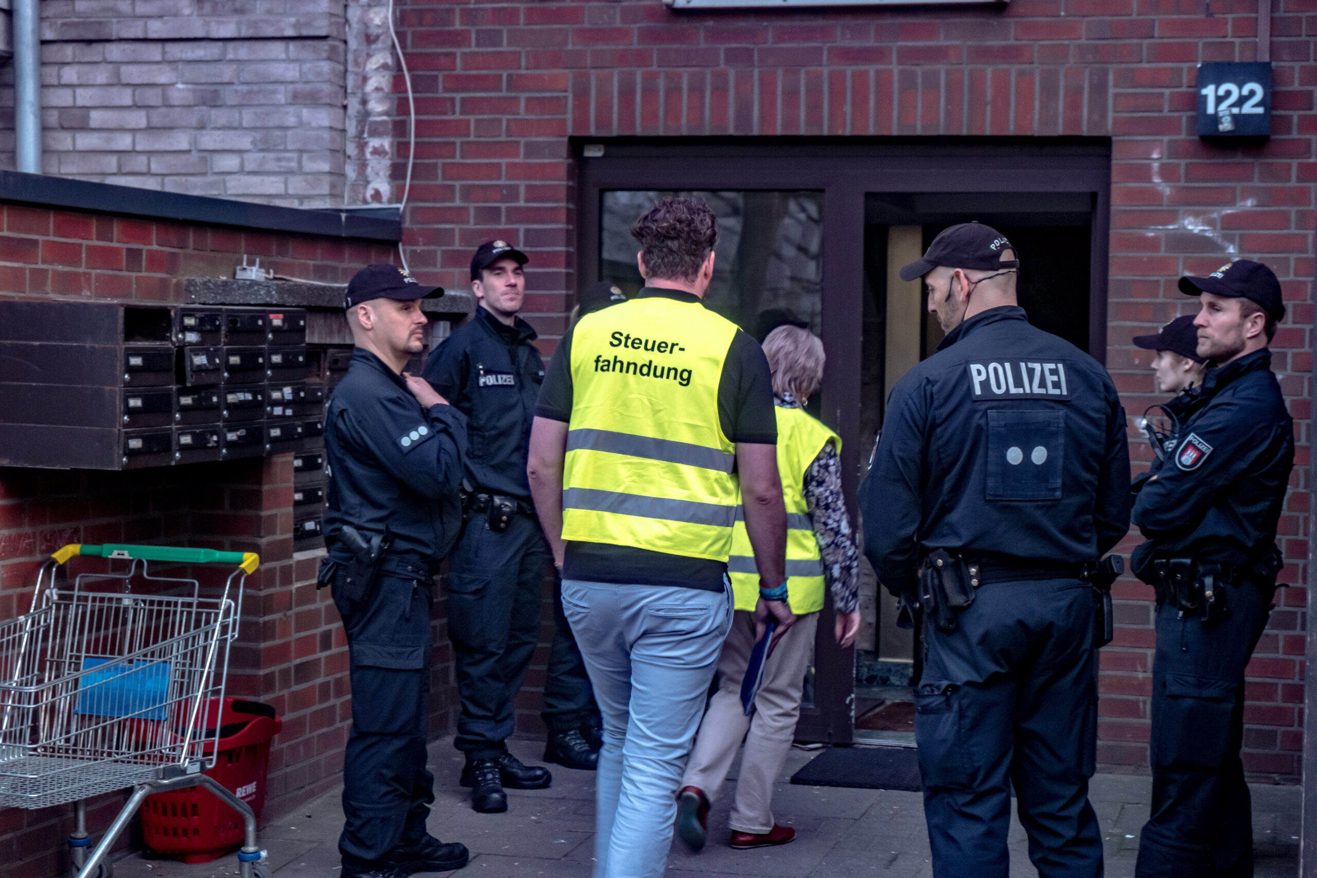 Wenn die Steuerfahndung der Finanzämter ausrückt, dann meist in Begleitung der Polizei: Hier eine Dursuchung aus dem Jahr 2018.