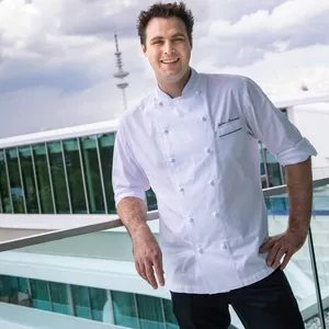 Julian Stowasser (37) ist der Küchenchef im Gourmet-Restaurant „Lakeside“ in Rotherbaum.