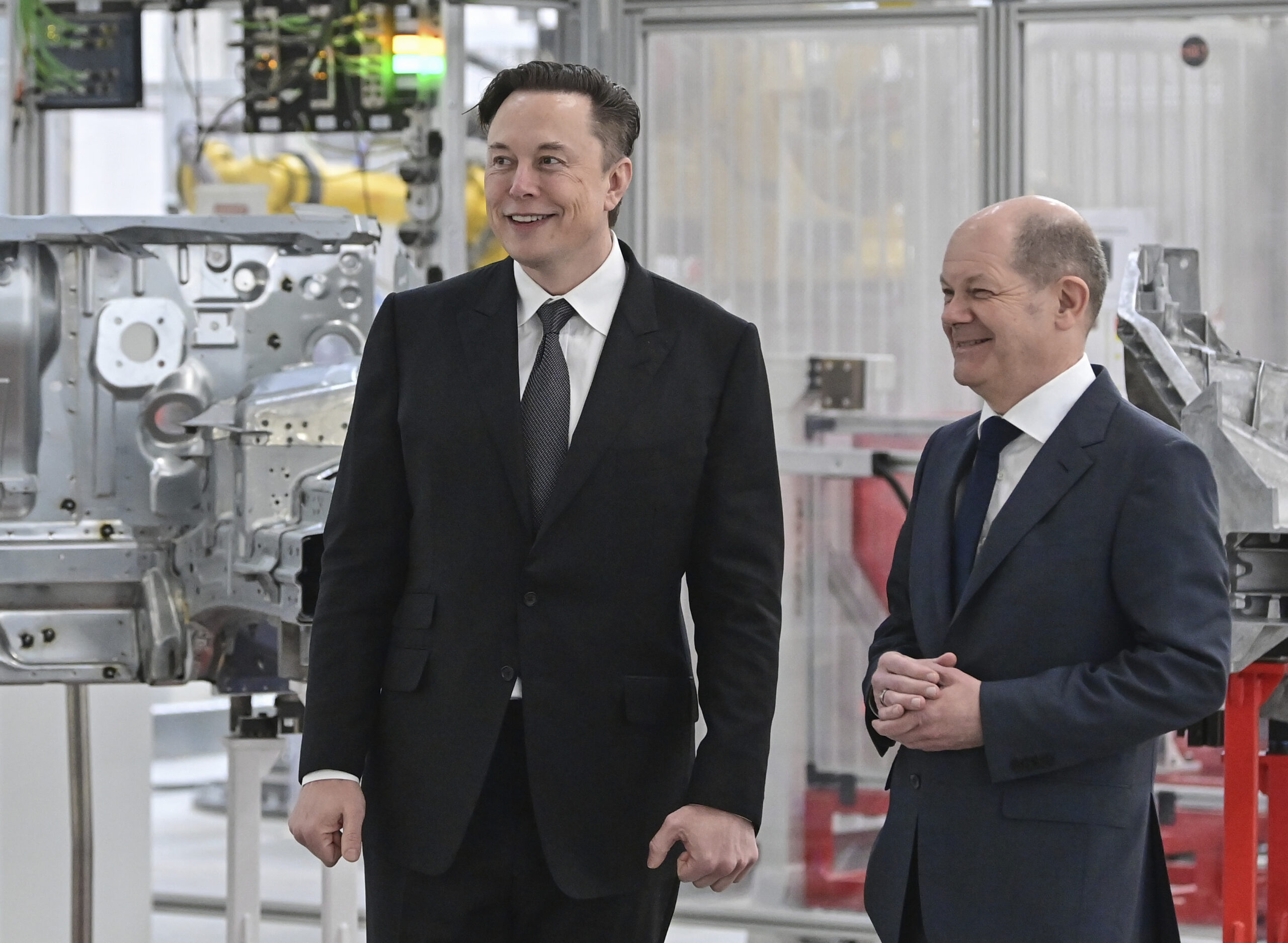 Deutsche Politiker (hier Olaf Scholz) haben sich in der Vergangenheit gerne mit Elon Musk (l.) ablichten lassen.