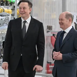 Deutsche Politiker (hier Olaf Scholz) haben sich in der Vergangenheit gerne mit Elon Musk (l.) ablichten lassen.