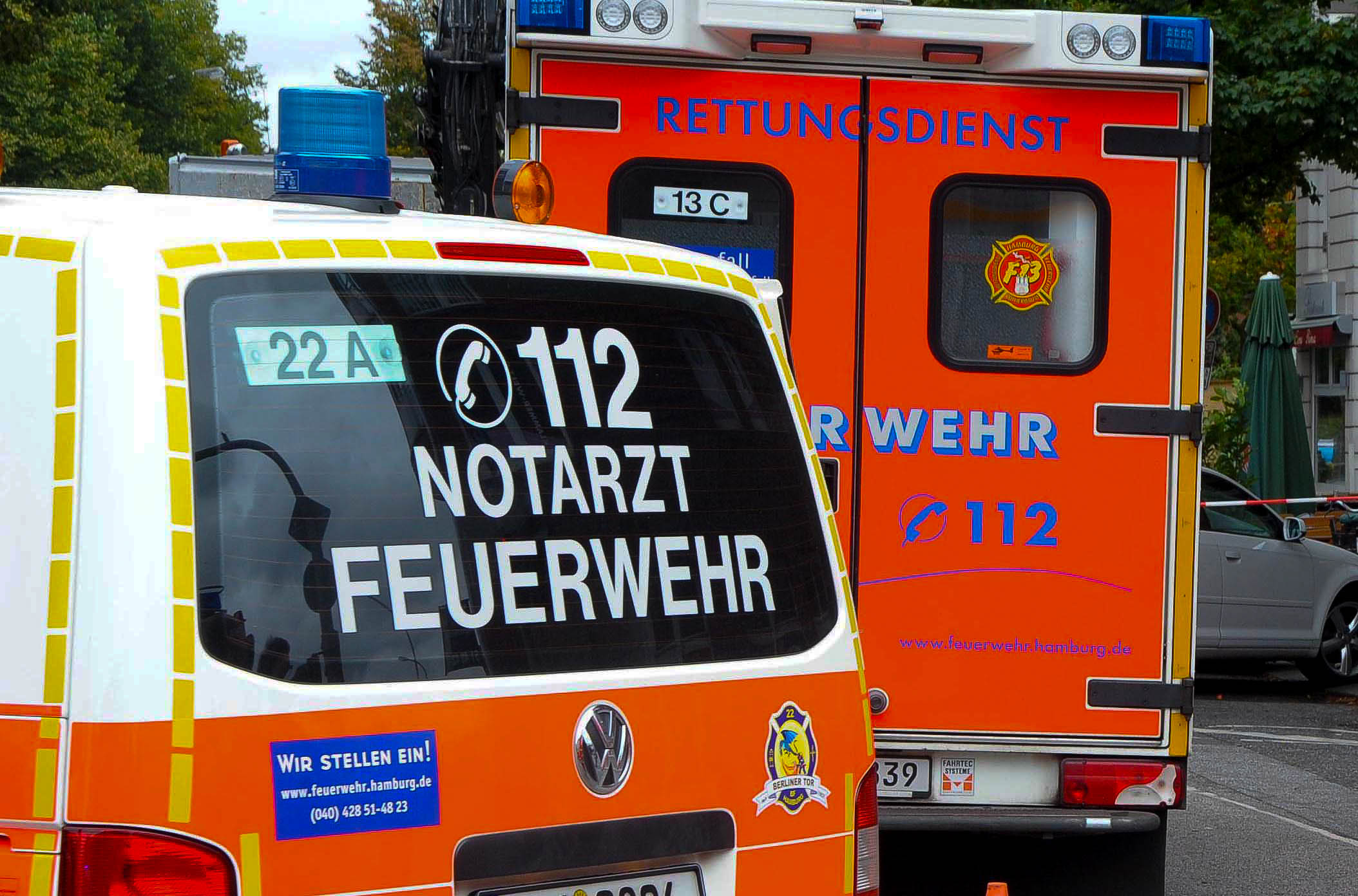 In Jenfeld. Junger arbeiter stürzt von Dach zehn Meter in die Tiefe – schwer verletzt