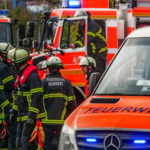 Mehrere Löschzüge und ein Notarzt waren im Einsatz. (Symbolfoto)