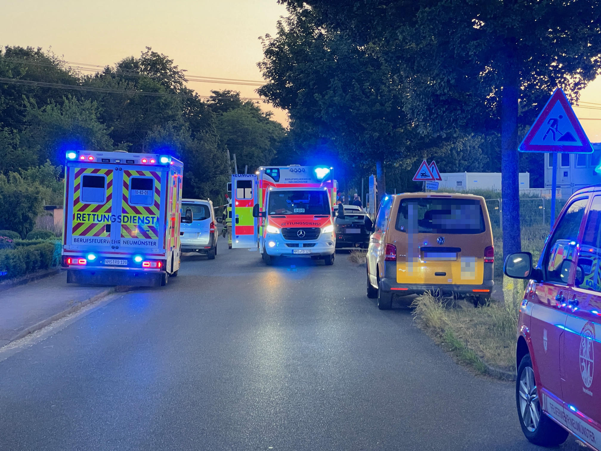 Rettungsfahrzeuge stehen nach dem tödlichen Unfall am Bahnübergang in Neumünster. (Archivbild)