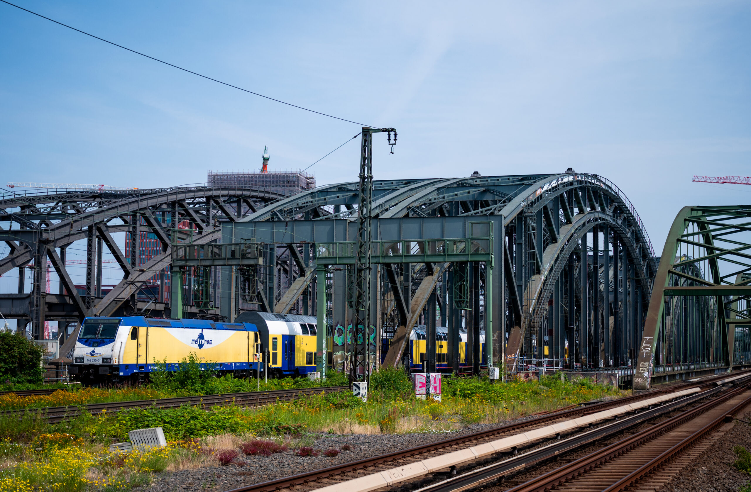 Ein Metronom fährt über die die Norderelbe (Archivbild).