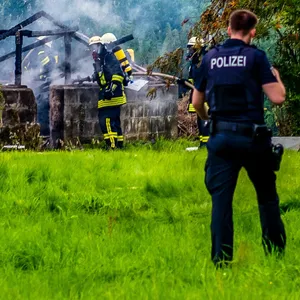 Der Schuppen in Twedt bei Schleswig brannte vollständig nieder.