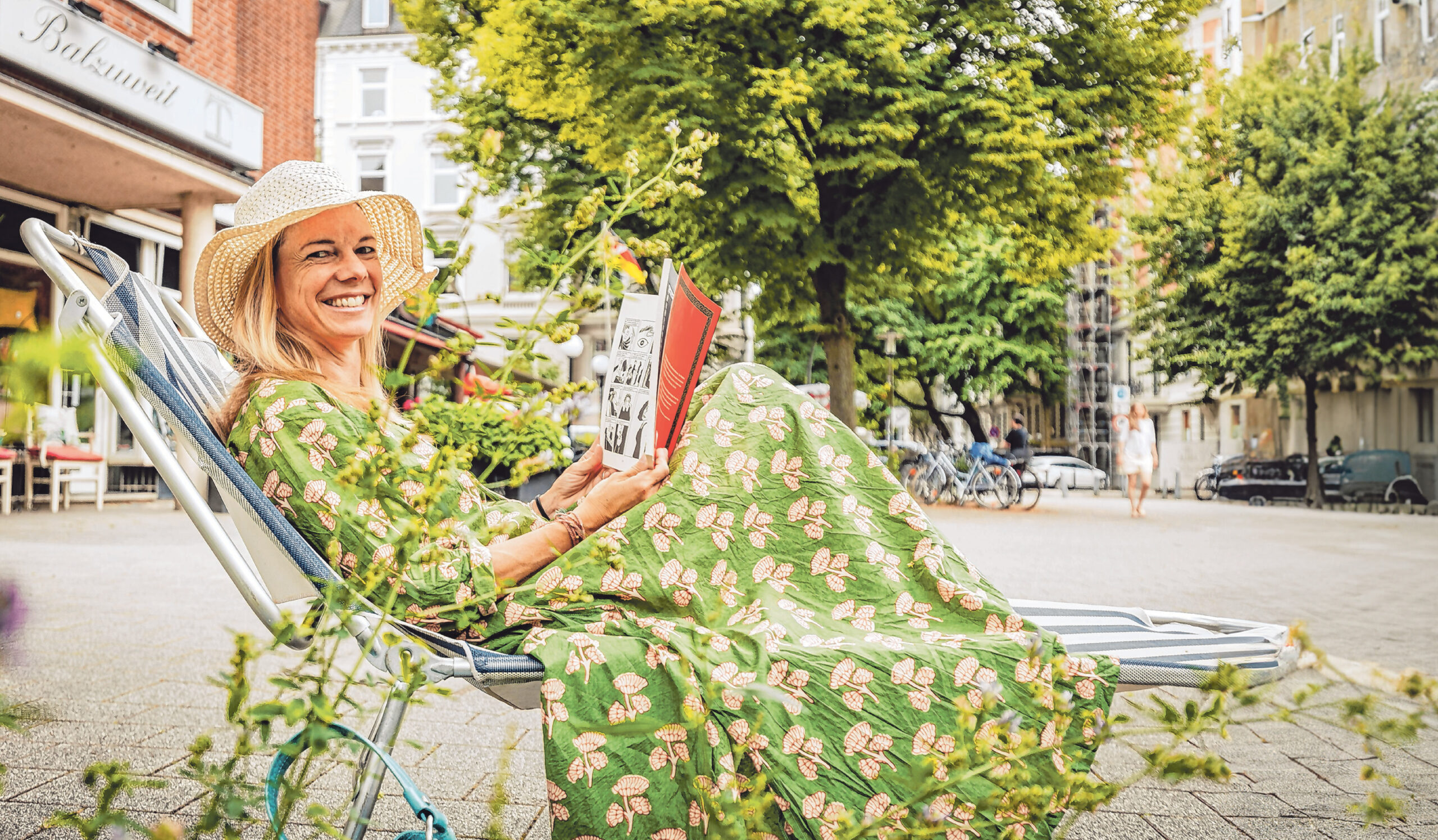 Warum in die Ferne schweifen? MOPO-Redakteurin Nina Gessner entspannt in „ihrem“ Grindelviertel.