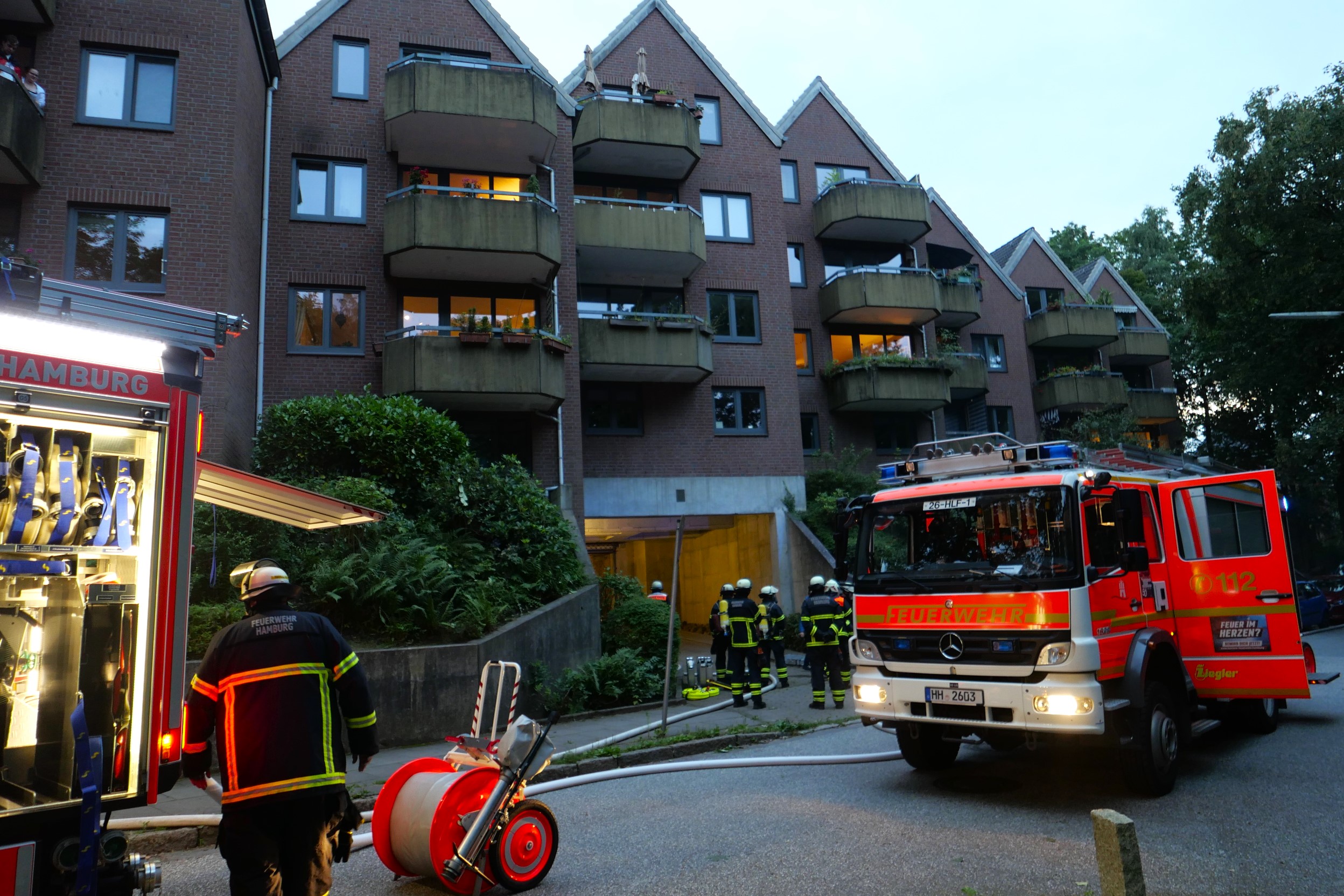 Verqualung in Tiefgarage sorgt für stundenlangen Einsatz in Bergedorf