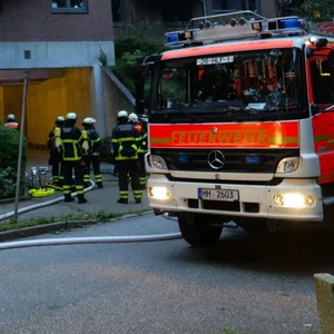 Verqualung in Tiefgarage sorgt für stundenlangen Einsatz in Bergedorf