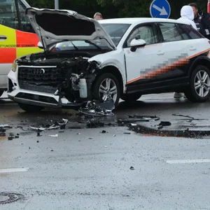 In Braak ist dieser Fahrschulwagen mit einem BMW kollidiert.