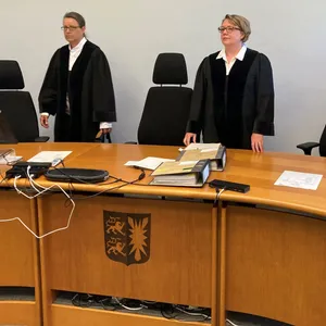 Die zweite Große Strafkammer des Landgerichts Kiel vor Beginn der Verhandlung gegen den 20-Jährigen.
