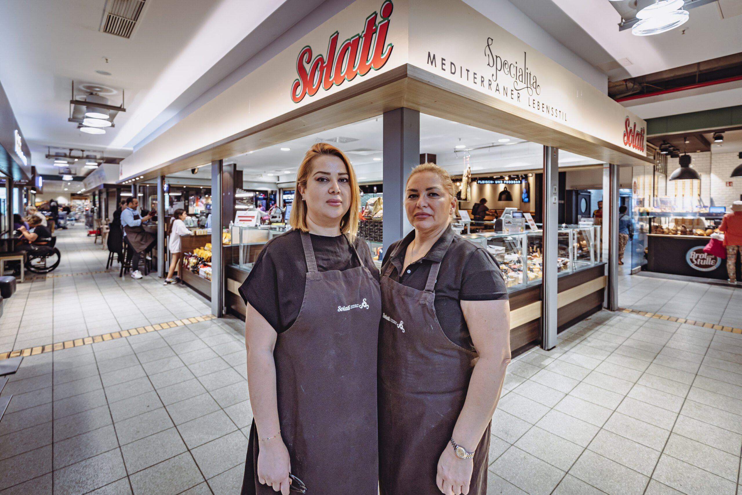 Shiva Minaeian (42, l) und ihre Angestellte Noushin Jelele (53) können den Laden im Mercado nicht weiter bedienen.