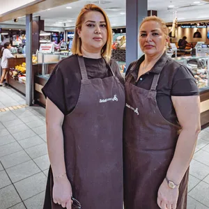 Shiva Minaeian (42, l) und ihre Angestellte Noushin Jelele (53) können den Laden im Mercado nicht weiter bedienen.