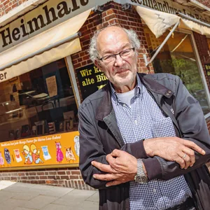 Buchhändler Lutz Heimhalt (70) steht vor seinem Geschäft im Erdkampsweg 18. Seit 1987 betreibt er den Laden am heutigen Standort.