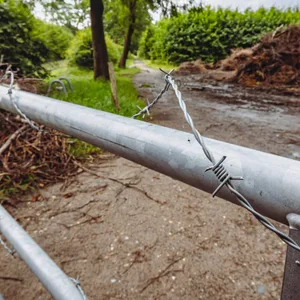 Zwischenzeitlich arbeitete der Grundstücksbesitzer mit Stacheldraht, den Unbekannte aber immer wieder durchtrennten. Nun kippt er mit Vorliebe Brombeerbüsche dort hin.