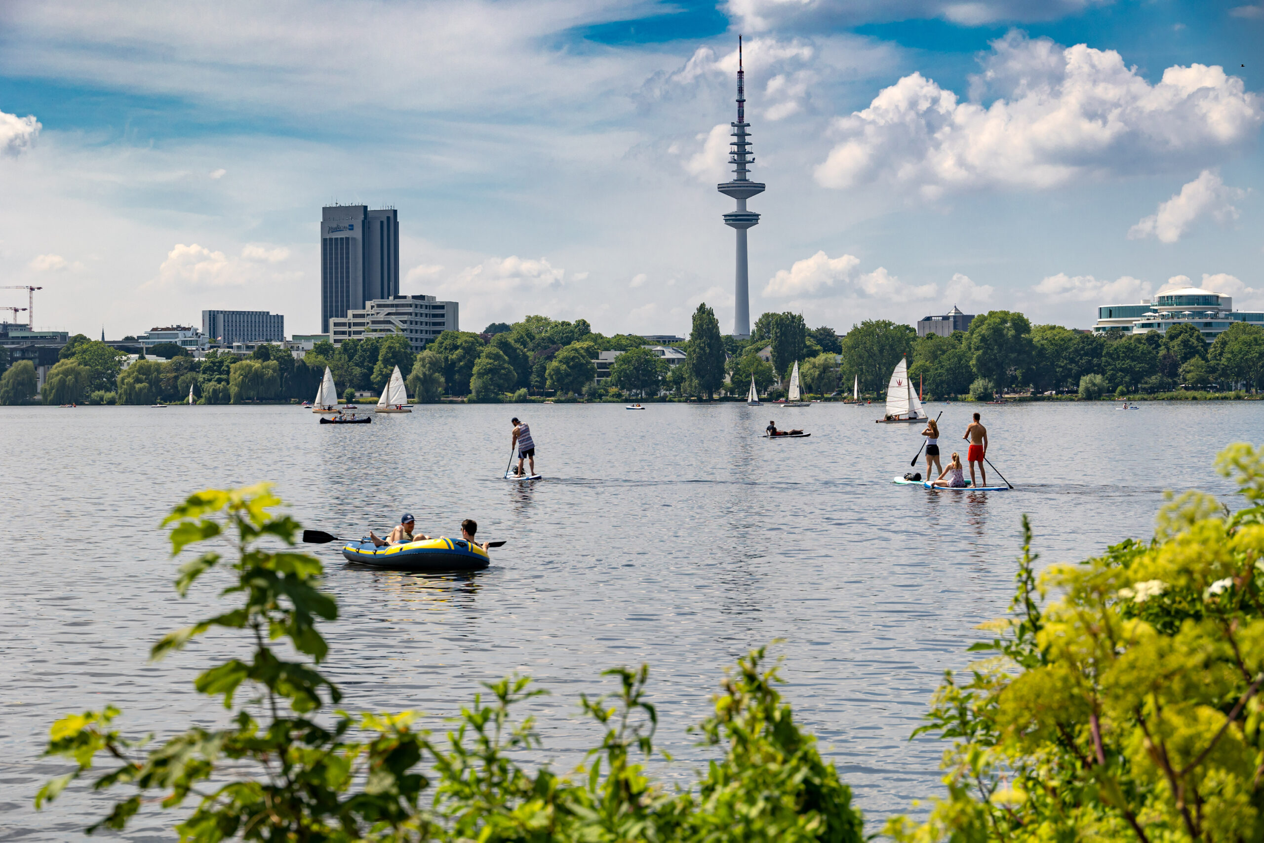 Echtes Hamburg-Idyll: Wassersportler auf der Außenalster, im Hintergrund der Fernsehturm.