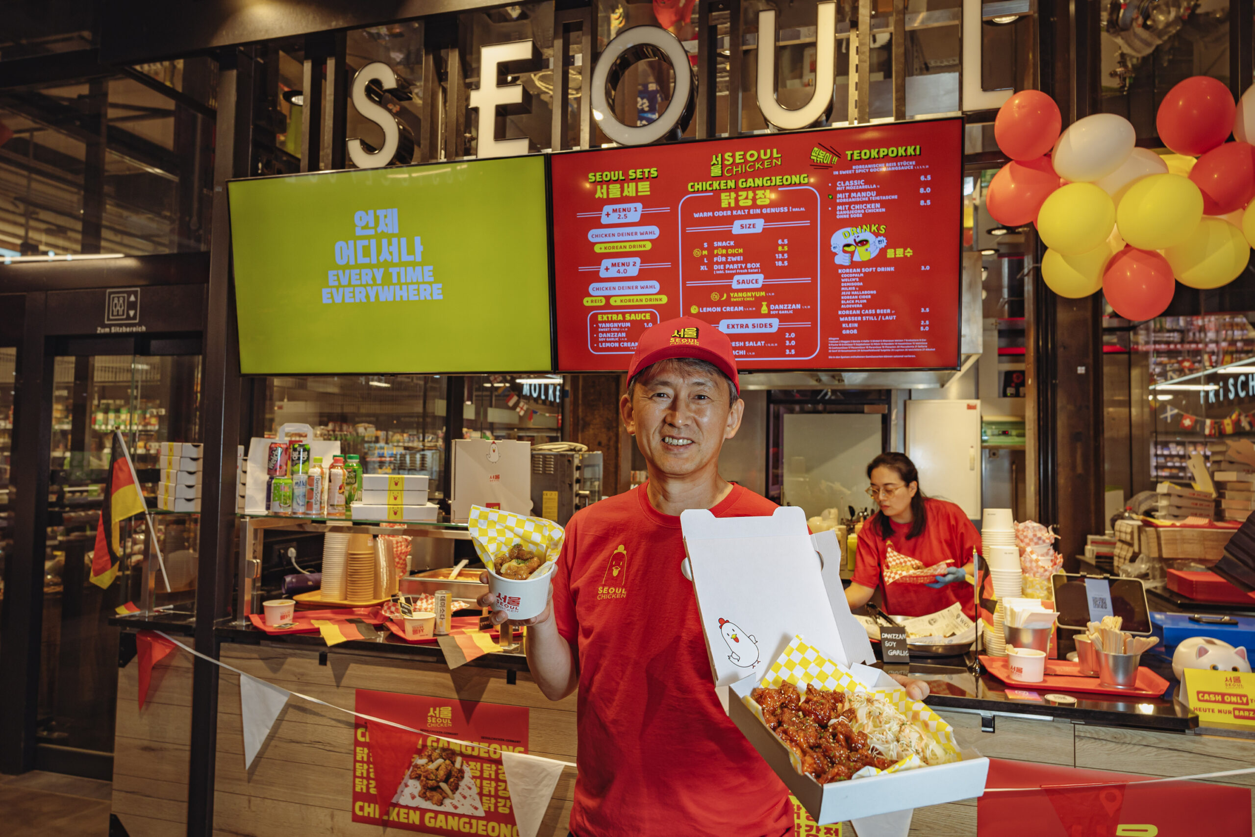 Shin-Won Kang (60) hat das „Seoul Chicken“ in Ottensen eröffnet.