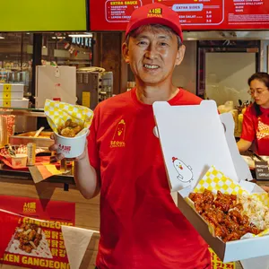 Shin-Won Kang (60) hat das „Seoul Chicken“ in Ottensen eröffnet.