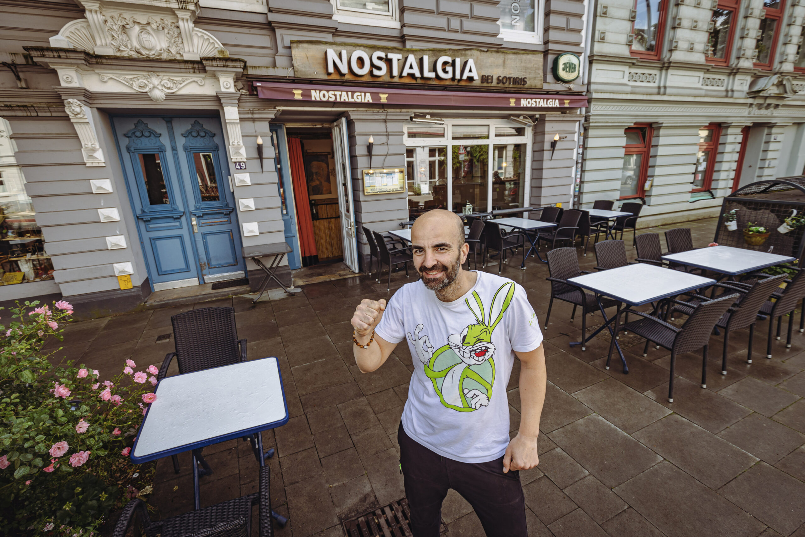 Mann mit freudiger Miene vor dem Restaurant Nostalgia