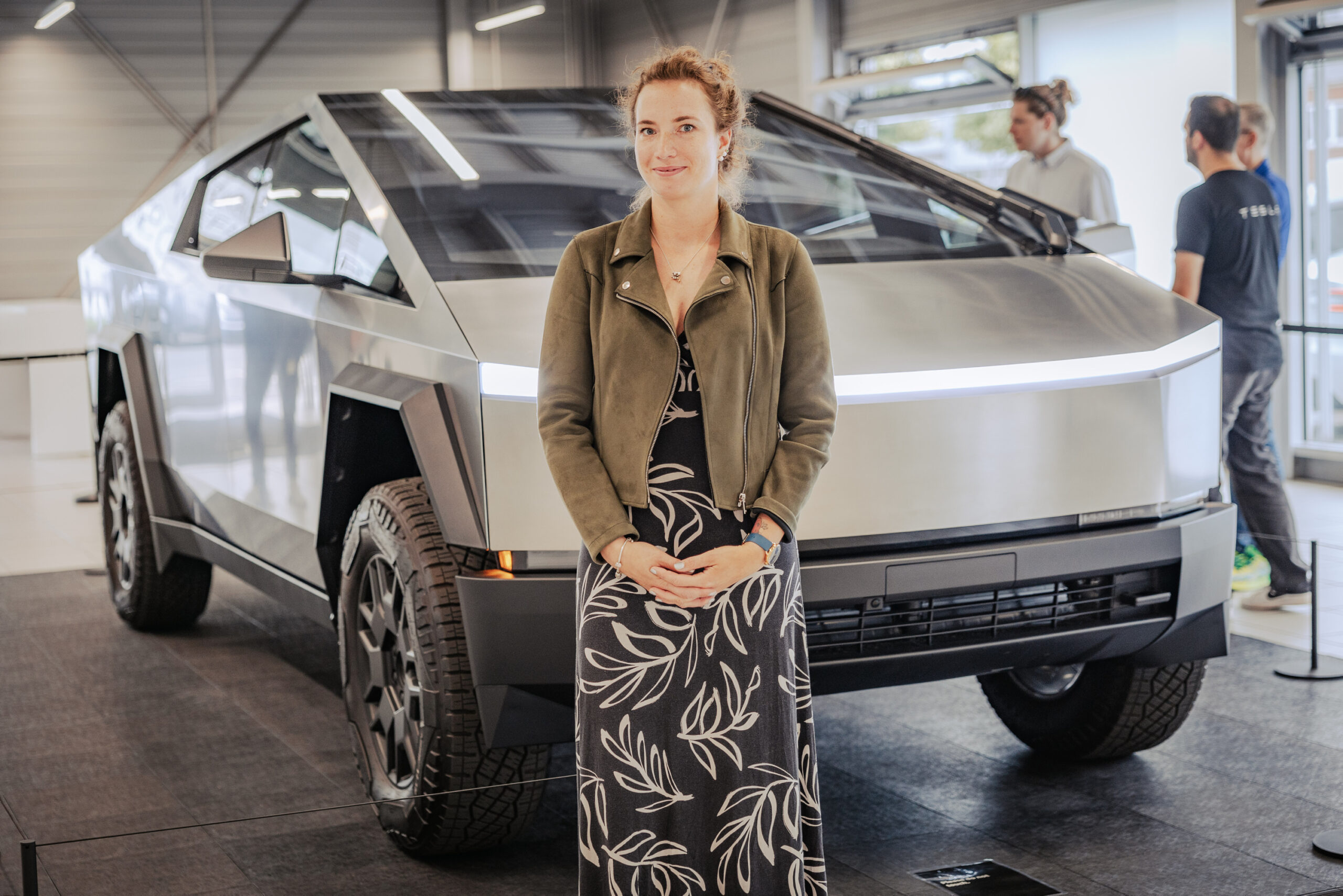 Sarah Heberle aus Kiel vor dem Cybertruck in Hamburg